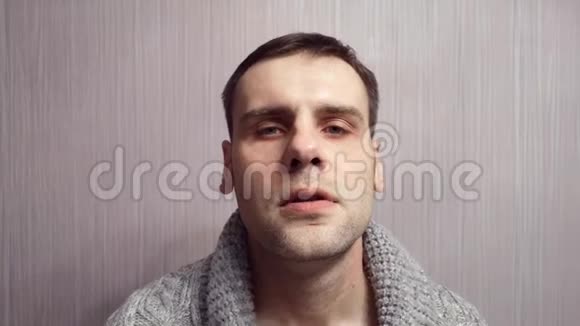 成年愤怒男子紧张特写有攻击性人类抽搐的脸视频的预览图