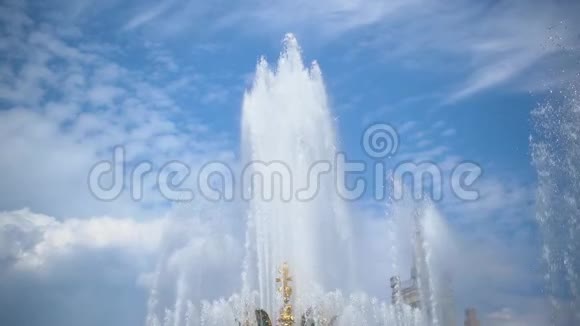 强大的喷泉在蓝天上缓慢流动视频的预览图