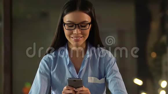 微笑女性在社交网络上输入智能手机冲浪评论帖子视频的预览图