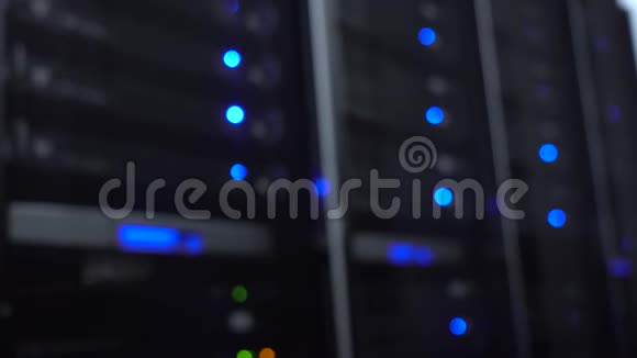 模糊的数据中心架蓝光大数据服务器机房视频的预览图
