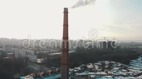 空气污染问题工业工厂的管道冒出的烟污染了城市的空气视频的预览图