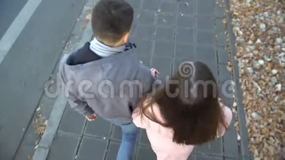年轻夫妇在街上争吵男人丢下女友一个人走开视频的预览图