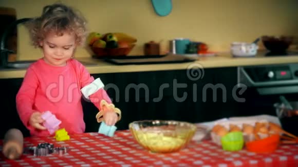 有趣的孩子玩五颜六色的饼干形式女孩她看起来很好奇视频的预览图