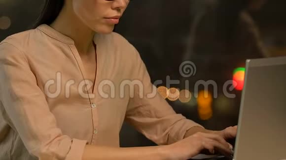 女性自由职业者在手提电脑上工作揉着脖子痛苦不堪视频的预览图