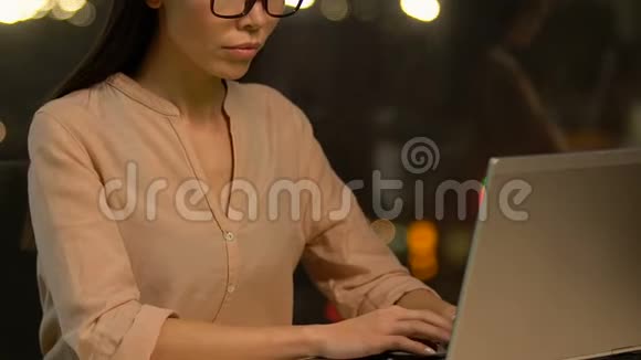 女士关闭手提电脑做呼吸瑜伽冥想和减轻压力视频的预览图