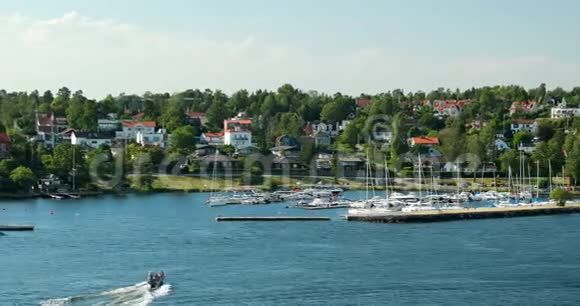 利丁戈瑞典阳光明媚的夏日游船在海港附近漂流视频的预览图