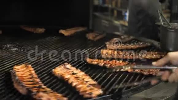 肉火圣诞烧烤烹饪市场视频的预览图