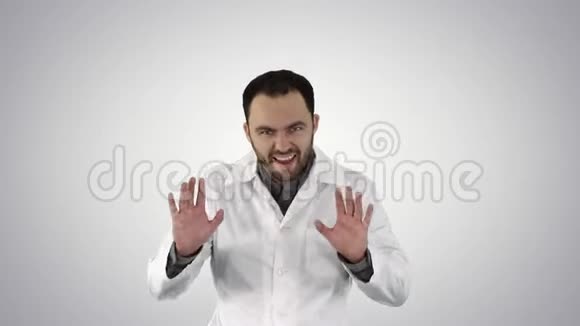 友好的男性医学治疗医生走路和说话在镜头上的梯度背景视频的预览图