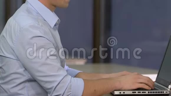 年轻的男性设计师在笔记本电脑上工作揉着脖子承受着强烈的疼痛视频的预览图
