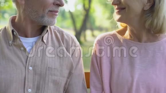 微笑的老夫妇拥抱为相机幸福关怀视频的预览图