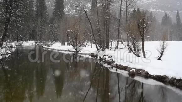 雪瀑布在平静的梅塞德河上视频的预览图