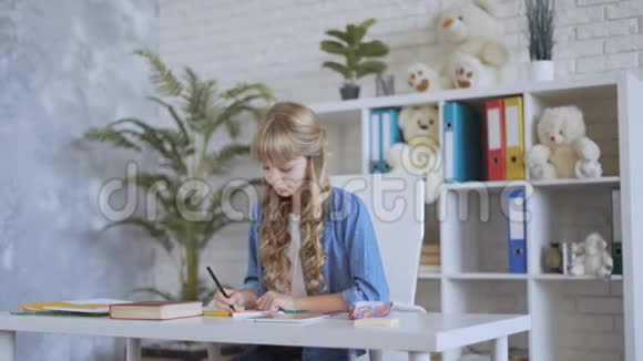 可爱的女孩用蜡笔画画4K视频的预览图