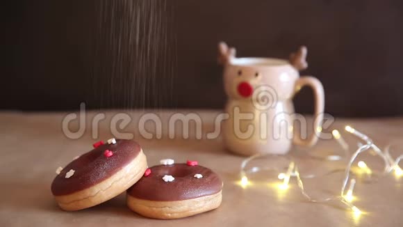 圣诞早餐桌上有巧克力甜甜圈红色和白色装饰鹿杯里有热可可视频的预览图