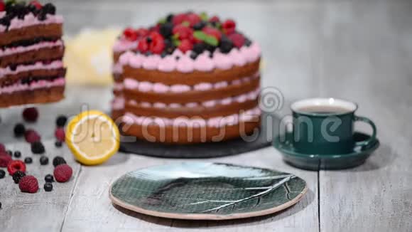 美味的巧克力蛋糕浆果和一杯茶在桌子上靠近视频的预览图