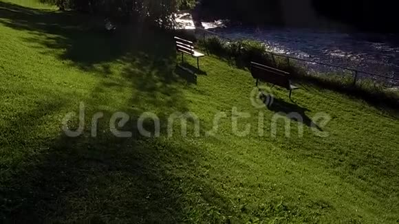 在河上看风景的长凳和太阳视频的预览图