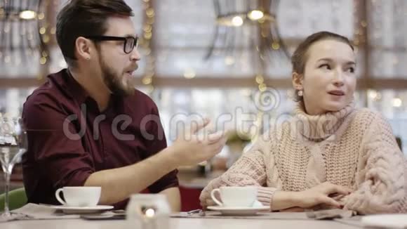 成年男子正试图向女人解释一些事情但她不想听到他的声音视频的预览图