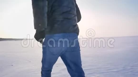 在雪地上热情地绕着运动员的镜头快速奔跑视频的预览图
