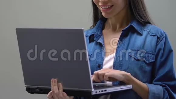 年轻的亚洲自由职业者从事笔记本电脑IT开发特写视频的预览图