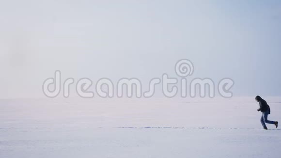 宽镜头的男性轮廓在轮廓快速向左跑雪视频的预览图