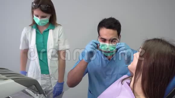 牙医做填充物视频的预览图