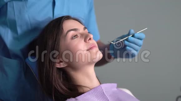 牙医检查牙齿视频的预览图
