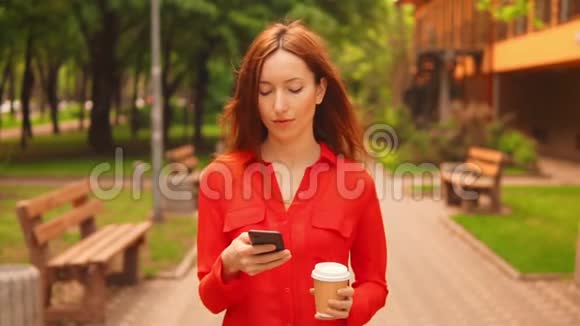 白种人女性打字信息在户外使用智能手机视频的预览图