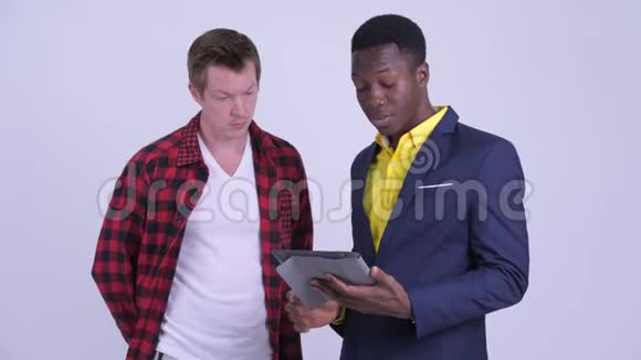 多民族青年商人一起谈论和使用数字平板电脑视频的预览图