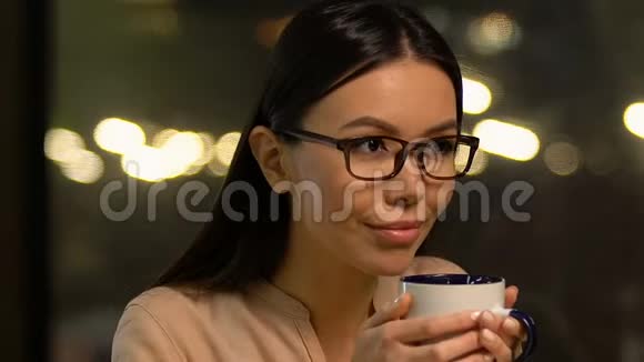 年轻的女上班族喝热咖啡有新的创意城市视频的预览图