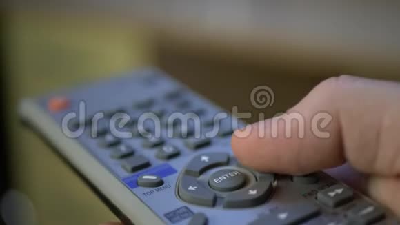 手推按钮手持银色遥控电视控制器视频的预览图