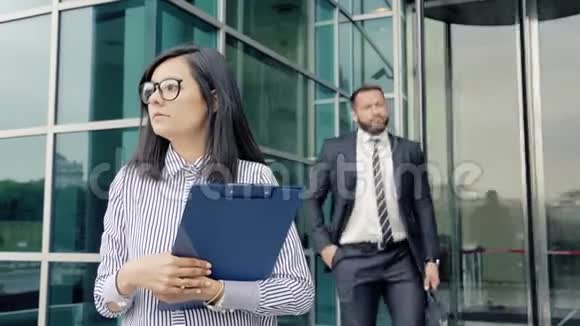 商务男士离开办公室感动同事女人她拍打着他的脸视频的预览图
