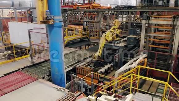 砖厂的现代工业机械臂视频的预览图