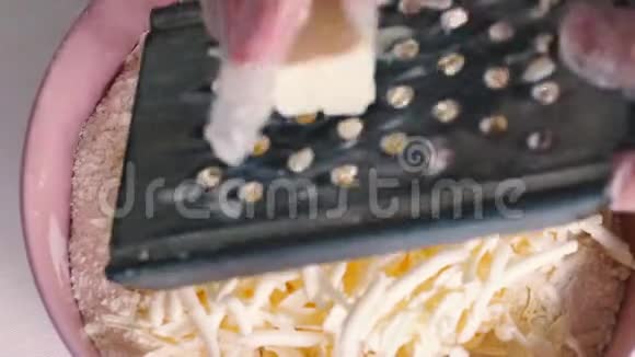 把黄油涂在白面上女性手准备面团烘焙视频的预览图