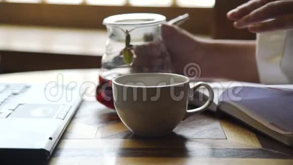 女人一边喝茶一边写日记视频的预览图