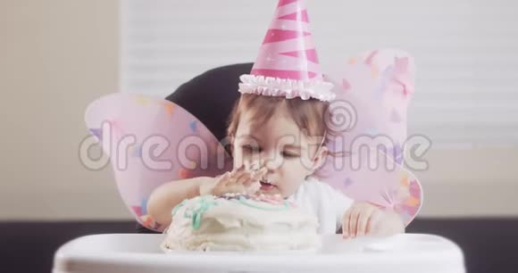 小女孩庆祝她的第一个生日视频的预览图