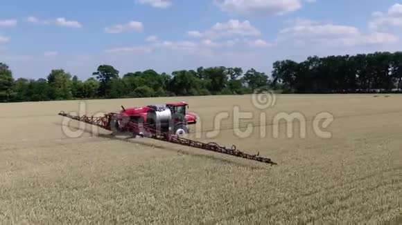 新型现代农业机械长臂自驱喷雾器视频的预览图