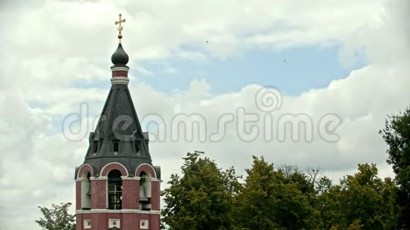 一个红色的教堂顶部的村庄苏兹达尔俄罗斯视频的预览图
