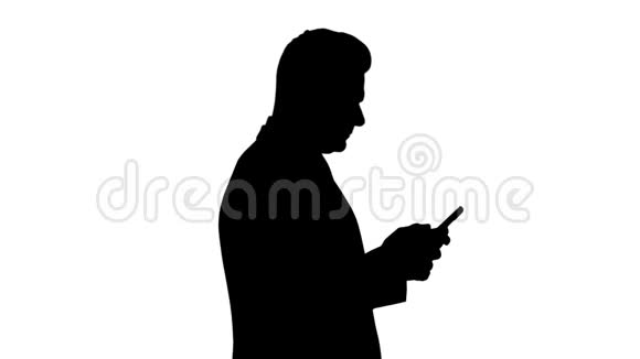 剪影成熟的商人使用手机短信视频的预览图