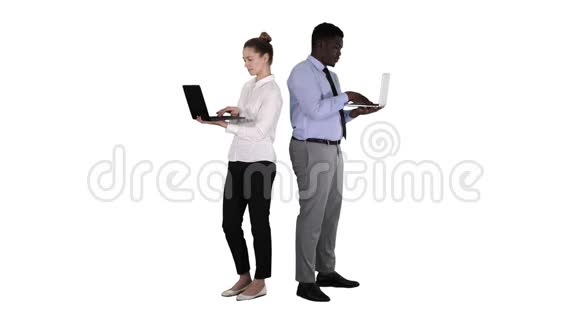 两个人背靠背站着在白色背景的笔记本电脑上工作视频的预览图