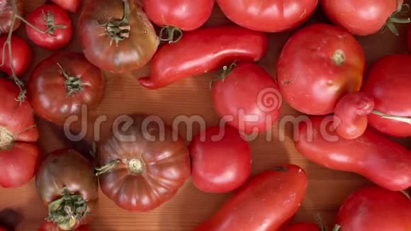 生的有机蔬菜木制桌子上美味的西红柿从上面拍摄的娃娃视频的预览图