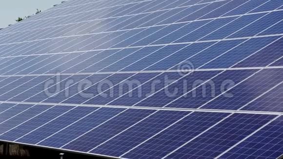 屋顶上的太阳能电池板模块大型太阳能发电站视频的预览图
