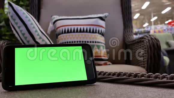 显示沙发前的绿色屏幕手机运动视频的预览图