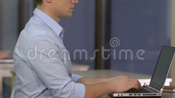 年轻男性员工在电脑工作时注视自己的姿势脊柱护理视频的预览图