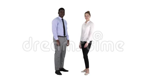 国际幸福微笑的男人和女人在白色背景上竖起大拇指视频的预览图
