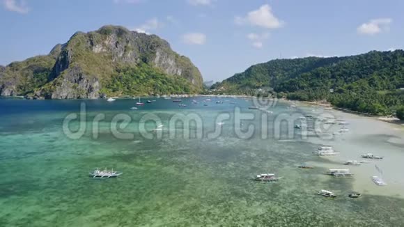 菲律宾巴拉望岛ElNidoCorongCorong海滩4K无人驾驶飞机观船停泊在海湾清晰视频的预览图