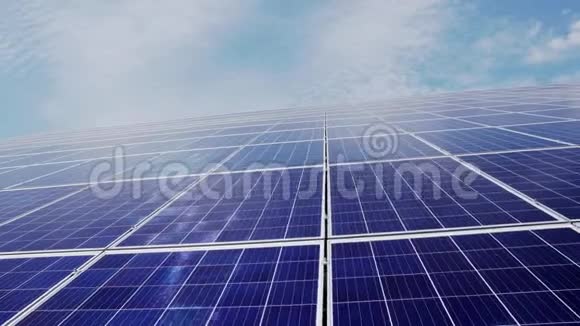 太阳能农场由大量的电池板组成背景是蓝天和云彩绿色能源视频的预览图