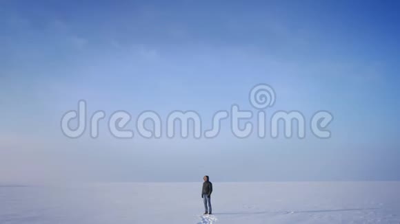 放大中年探险家的镜头转向相机在雪地背景下微笑视频的预览图