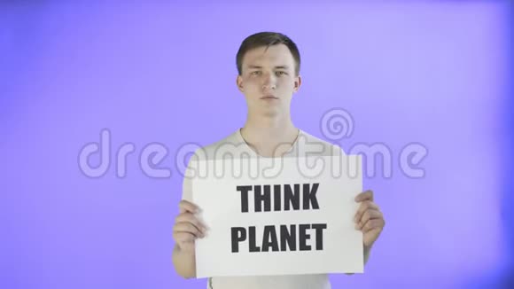 年轻的激进分子在紫罗兰背景下写着星球大战海报视频的预览图