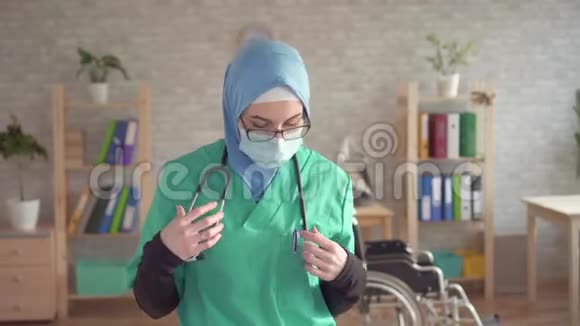 穆斯林妇女戴头巾的肖像医生去掉绷带微笑着看着镜头视频的预览图