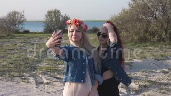 两个年轻女子在沙滩和湖边自拍视频的预览图