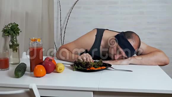 一个秃顶的素食主义者厌恶地吃沙拉适当营养健康生活方式视频的预览图